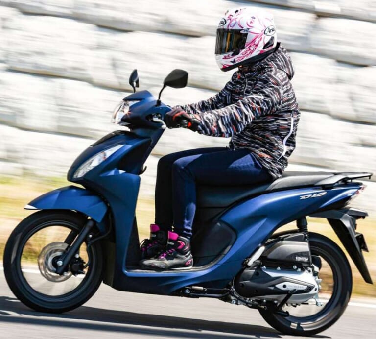 ホンダ ディオ110 22後期 新型バイクカタログ 安定感の大きい大径14インチスクーター Webヤングマシン 自動車情報サイト 新車 中古車 Carview