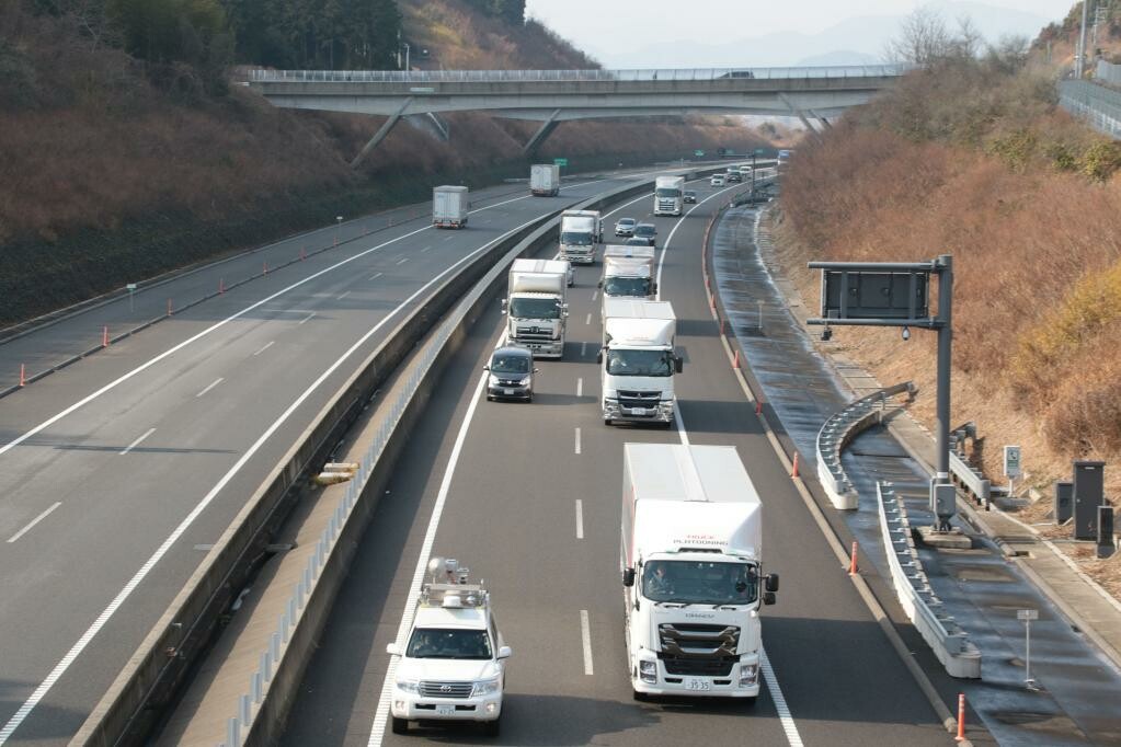 世界初！　国内4メーカーを交えたCACCによるトラック後続有人隊列走行テストが新東名高速でスタート