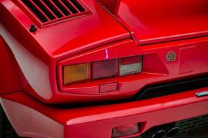 令和のいま「憧れのスーパーカー」はいくらで買える？ 走行距離は1万キロ以下 37年前の極上「赤いカウンタック」がオークションに登場 気になる落札価格は？