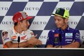 ロッシとマルケスが再び握手する時は来るのか？　ムジェロでのブーイングで思い出される”10年前の確執”