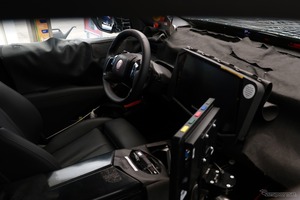 次期BMW『X5』の車内を激写！ メーターパネル廃止、全く新しいパノラミックiDriveディスプレイを搭載