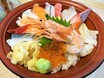 【宮城県 女川町】港を臨むお魚屋「おかせい」の絶品 女川丼【寄り道したいご当地グルメ】