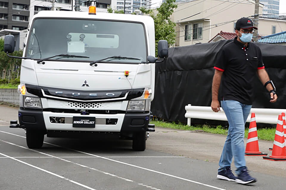 ロボットアニメ世代歓喜 ゴミ収集車が無人で作業者についてくる 三菱ふそう Eキャンター センサーコレクト の衝撃 ベストカーweb 自動車情報サイト 新車 中古車 Carview