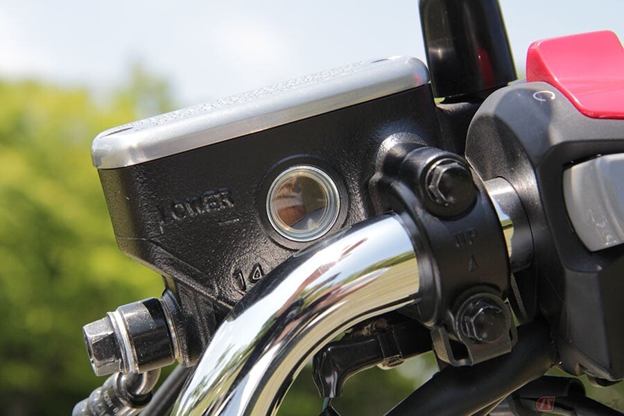 「オイル」のようで「オイルではない」?? ブレーキ入力の伝達役!! 油圧ブレーキで必須の「ブレーキフルード」とは