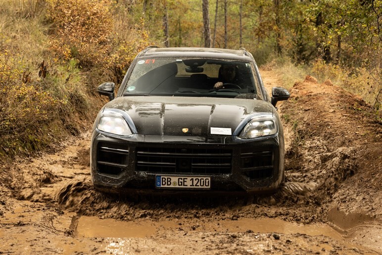 モニター多っ！ ポルシェ、今春登場する新型「カイエン」のインテリアを先行公開