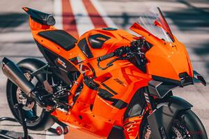 【KTM 990RC R発表】RC8シリーズ以来の大排気量スーパースポーツRC・公道へ再降臨！デビューは2025年春以降