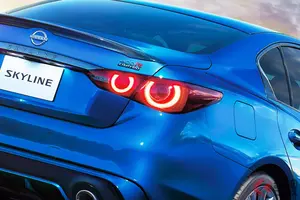 日産「新スカイライン」発売へ！ パワフルなV6ターボ×「GT-R」譲りの“ワンガンブルー”採用！ カーボンパーツで武装した究極の「400R リミテッド」とは！