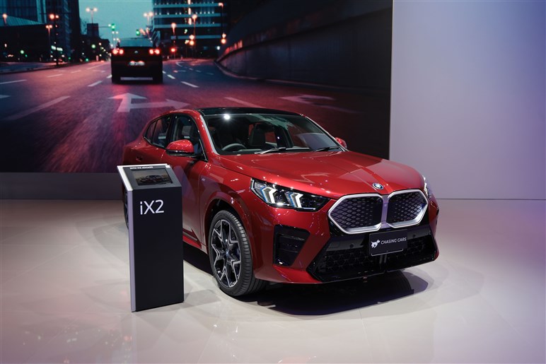 【ジャパンモビリティショー2023】BMWの新型「X2」と「iX2」には人がうじゃうじゃ！