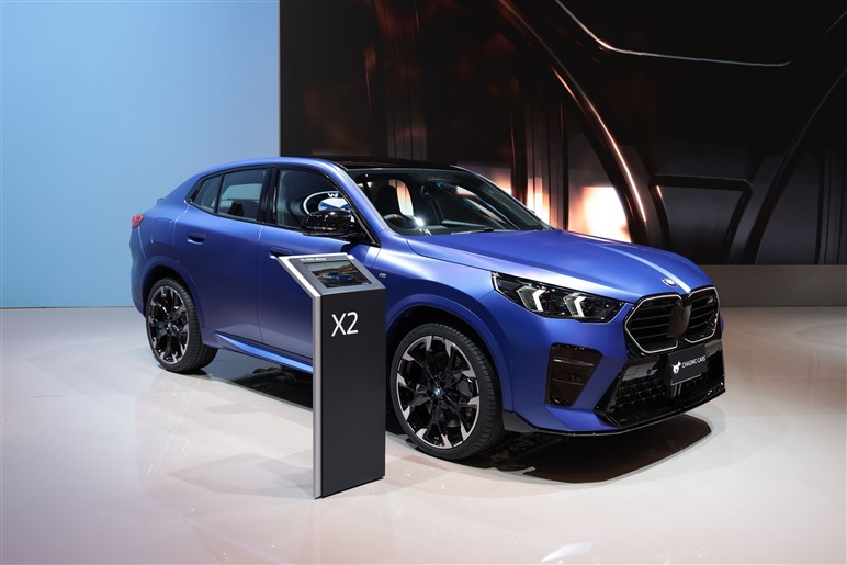 【ジャパンモビリティショー2023】BMWの新型「X2」と「iX2」には人がうじゃうじゃ！