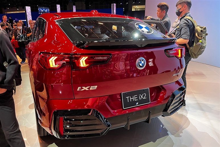 【ジャパンモビリティショー2023】BMWの新型「X2」と「iX2」には人がうじゃうじゃ！