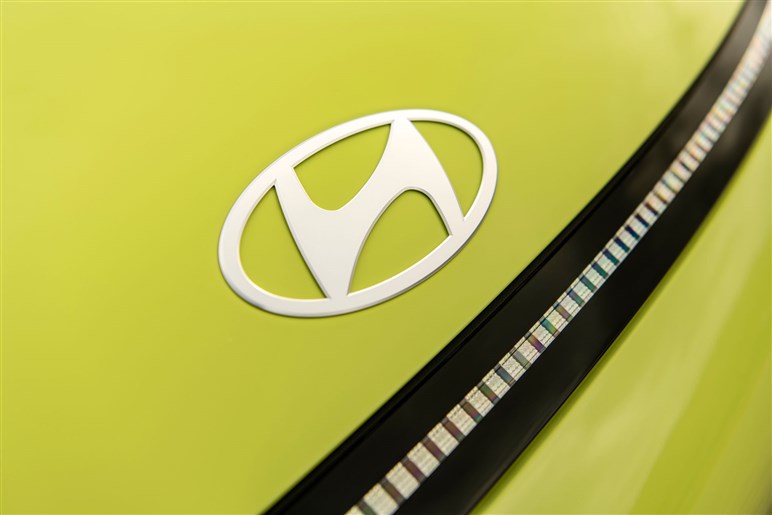 未来感溢れる新型コンパクトSUV、ヒョンデのBEV「コナ」の価格は399万～と衝撃的。11月1日発売