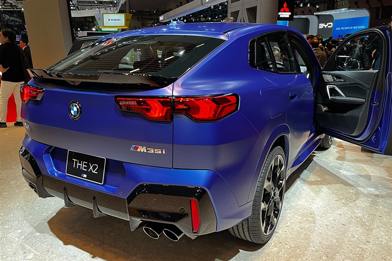 【ジャパンモビリティショー2023】BMWの新型「X2」と「iX2」には人がうじゃうじゃ！