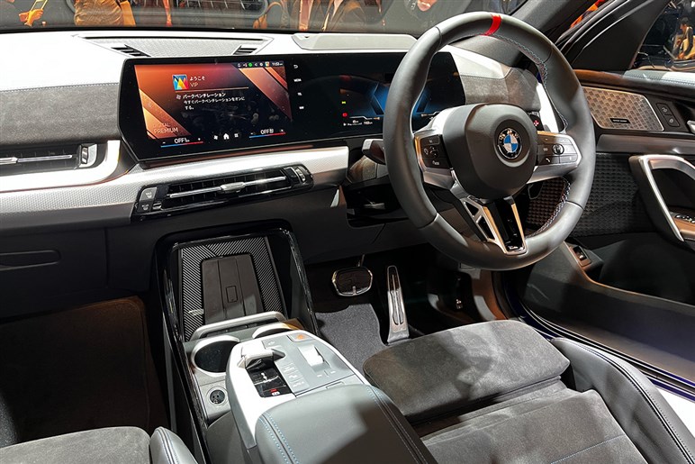 【ジャパンモビリティショー2023】BMWの新型「X2」と「iX2」には人がうじゃうじゃ！