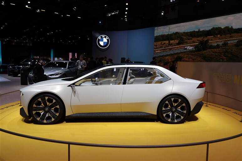 【ジャパンモビリティショー2023】BMWの新型「X2」と「iX2」には人がうじゃうじゃ！