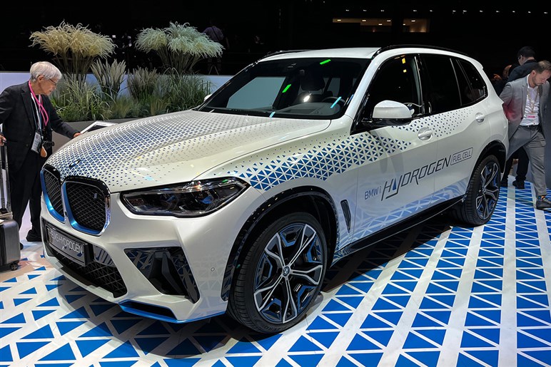 【ジャパンモビリティショー2023】BMWの新型「X2」と「iX2」には人がうじゃうじゃ！