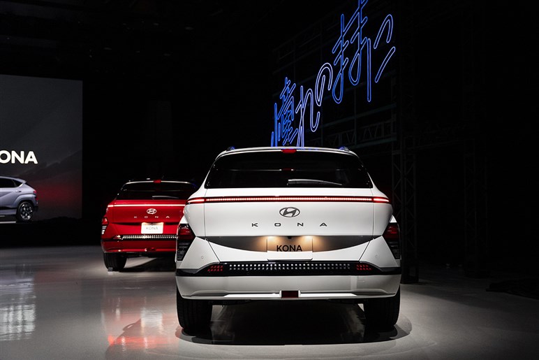 未来感溢れる新型コンパクトSUV、ヒョンデのBEV「コナ」の価格は399万～と衝撃的。11月1日発売