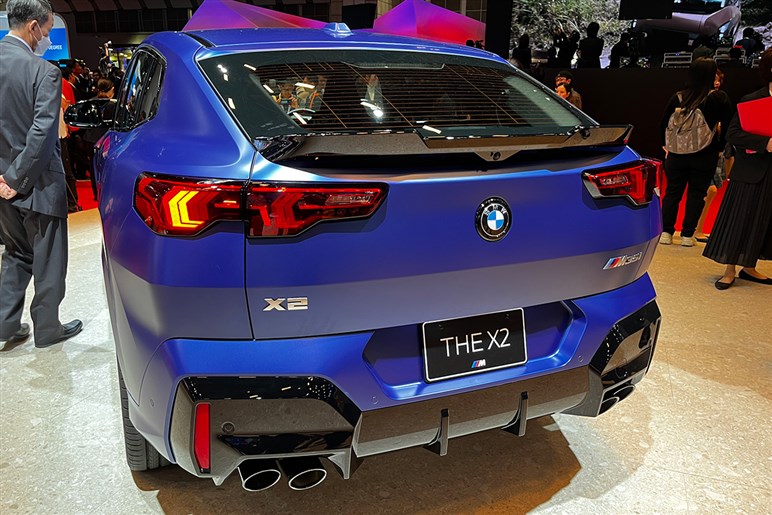 【ジャパンモビリティショー2023】BMWの新型「X2」と「iX2」には人がうじゃうじゃ！