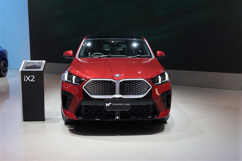 【ジャパンモビリティショー2023】BMWの新型「X2」と「iX2」には人がうじゃうじゃ！