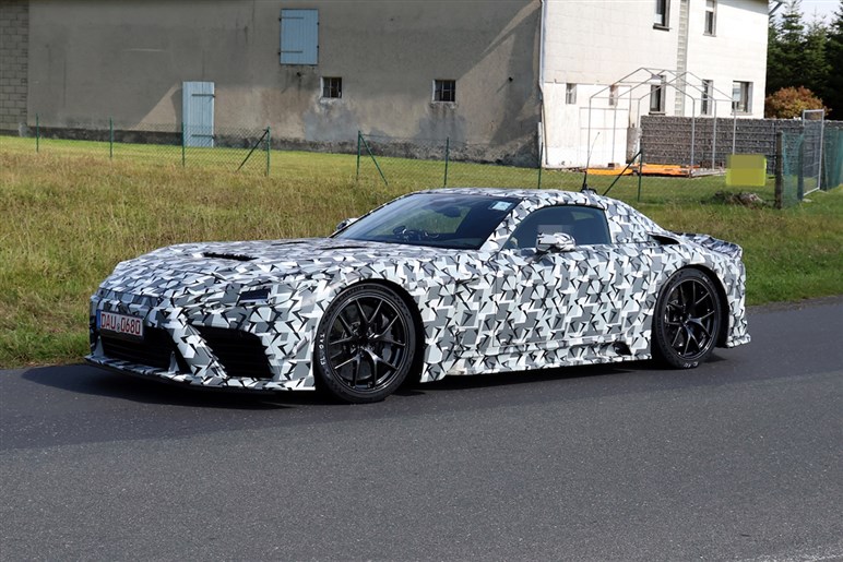 話題の新型スポーツカー、トヨタ「GTコンセプト／GTレーシングコンセプト」がニュル近郊でテスト！ ド迫力ボディに注目 