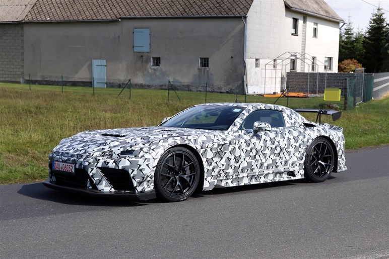 話題の新型スポーツカー、トヨタ「GTコンセプト／GTレーシングコンセプト」がニュル近郊でテスト！ ド迫力ボディに注目 