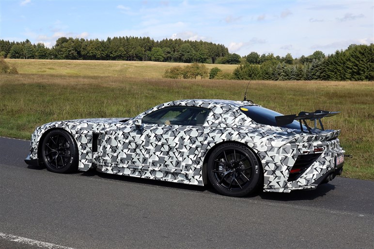 話題の新型スポーツカー、トヨタ「GTコンセプト／GTレーシングコンセプト」がニュル近郊でテスト！ ド迫力ボディに注目 