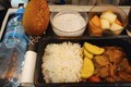 高度1万mのグルメ!?　予想外の帰国フライトで「機内食」を堪能　緑茶で胸に去来した後悔と安堵とは
