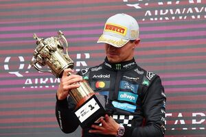 F1イギリスGPのトロフィーはなんとレゴ・ブロック製！　熟練の”レゴ職人”7名が210時間をかけて製作