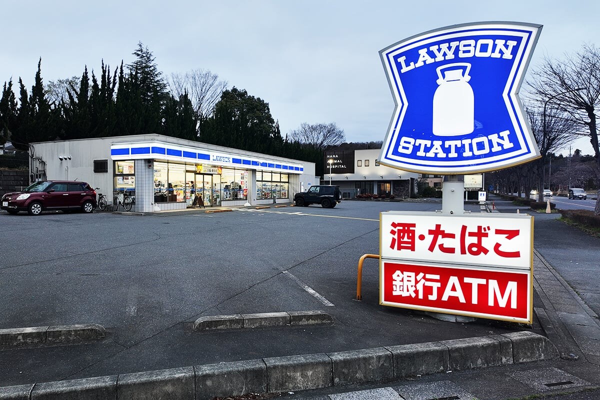 「コンビニで車中泊できるのサイコー!?」 近日中にローソンが有償展開か 近年「トラブル多発」で課題は多い？ 7月中に千葉県で始まるのか