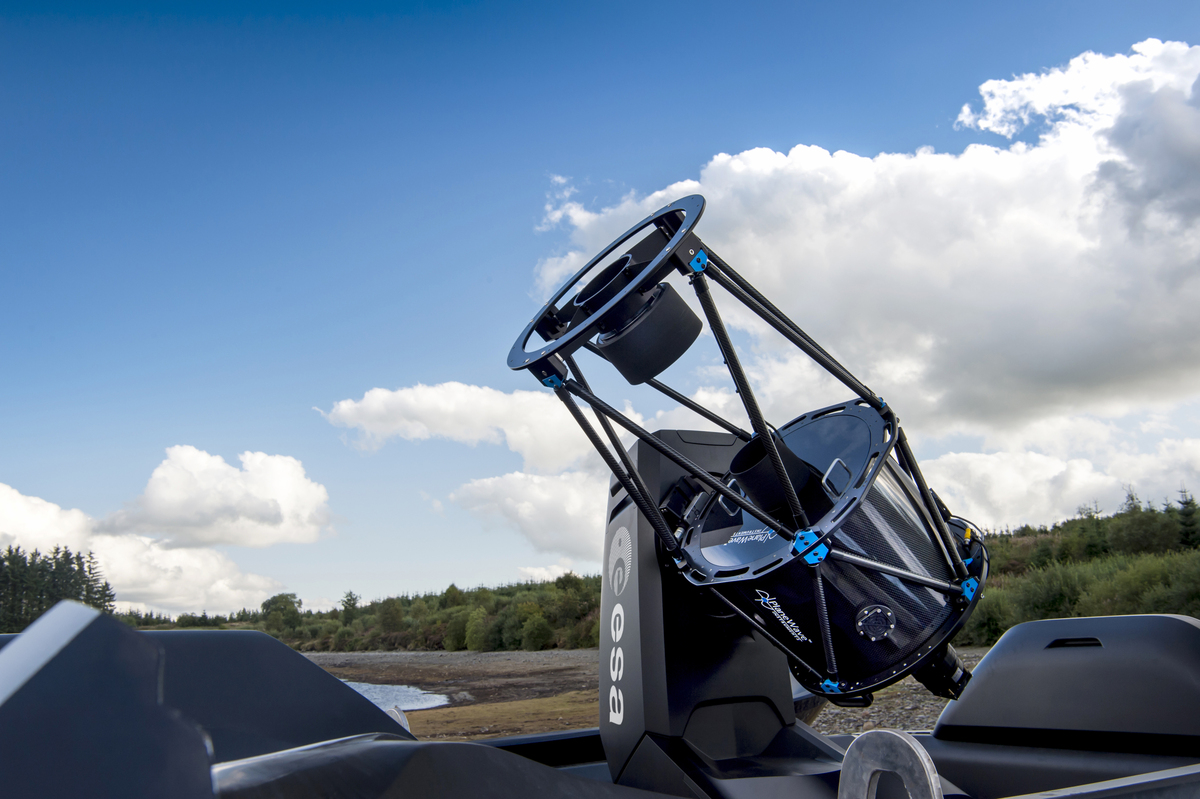 日産、モバイル天文ラボの機能を持つ宇宙観測車「ナバラ ダークスカイ コンセプト」公開