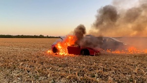 【大炎上！】観るに堪えられない動画付き　40万ドルのフェラーリF8トリブートが炎上とともに無残にも廃車に・・・　残念・・・