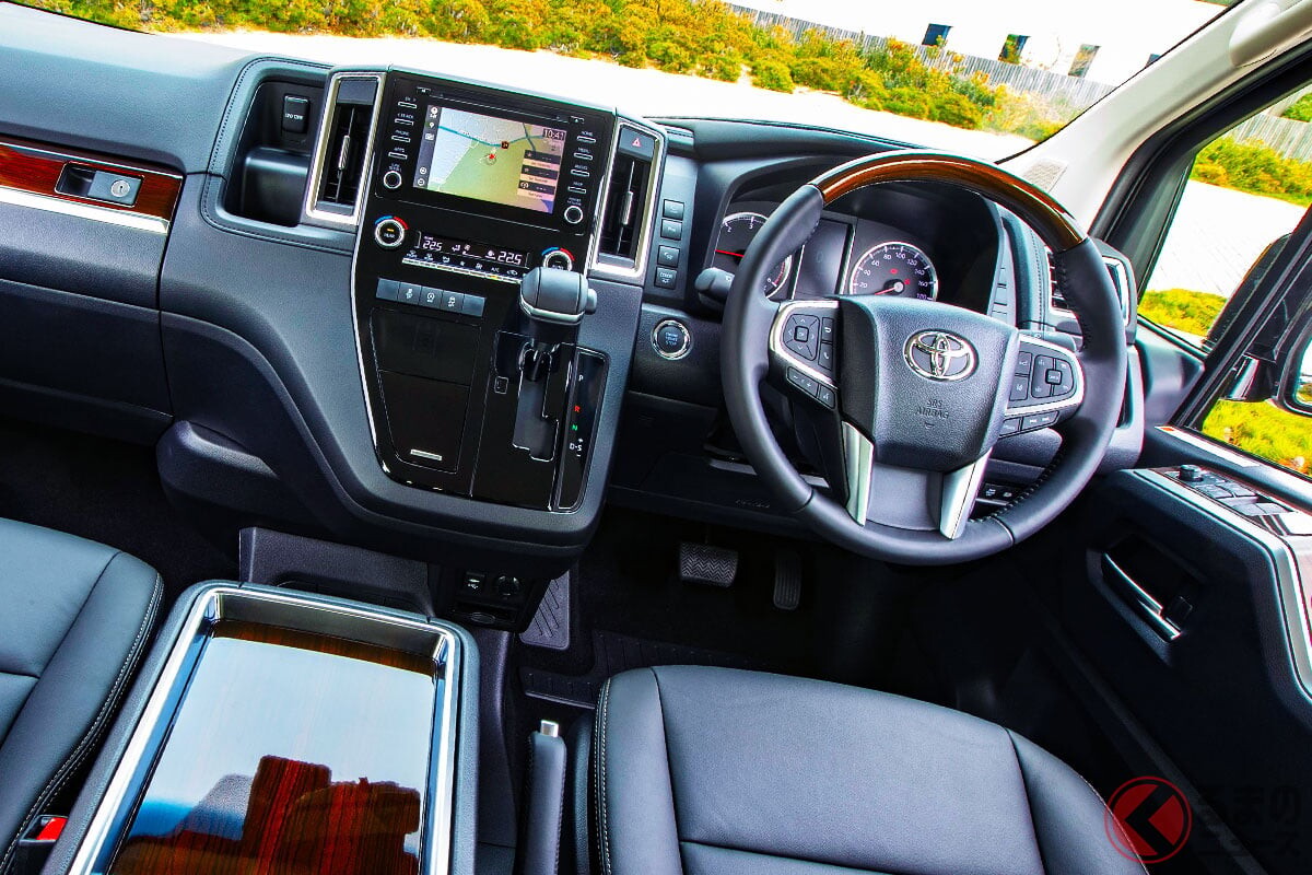 全長5.3m！ トヨタ“超高級”3列ミニバン「グランビア」がスゴイ！「アルファード」より大きいラグジュアリーな「2代目モデル」！ 大人が“8人乗れる”「巨大ミニバン」豪州モデルとは！