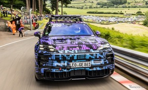 ポルシェ『カイエンEV』がSUV最速に、英ヒルクライムでプロトタイプが新記録樹立
