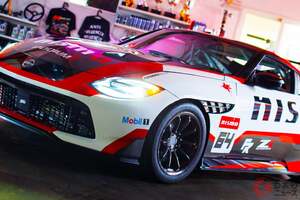 日産が新「フェアレディZ」初公開！ 超パワフルな「ターボチャージャー」搭載！ ド迫力の「走り仕様」デザイン＆“技術力”がスゴイ！ 新「NISMO GT-Z」米国登場！