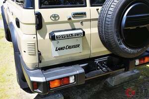 ついに自衛隊に!? 迷彩ボディカラーのトヨタ「1／2t トラック」登場？ 人気「ランクル70」が制式化なるか