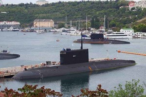 ロシア潜水艦“丸見え”の状態で航行する様子がとらえられる 実はかなり珍しい？