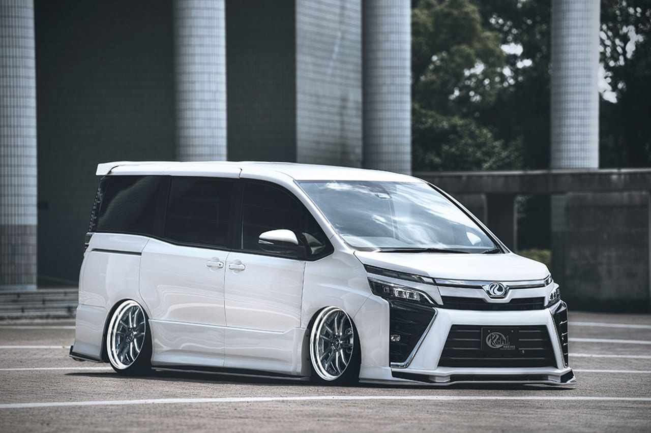 トヨタ ヴォクシー ノア エスクァイア ブレずに車高短ツライチを攻める Verz Wheels Verz Design Kcv04 ホイール カスタム スタイルワゴン ドレスアップナビ 自動車情報サイト 新車 中古車 Carview