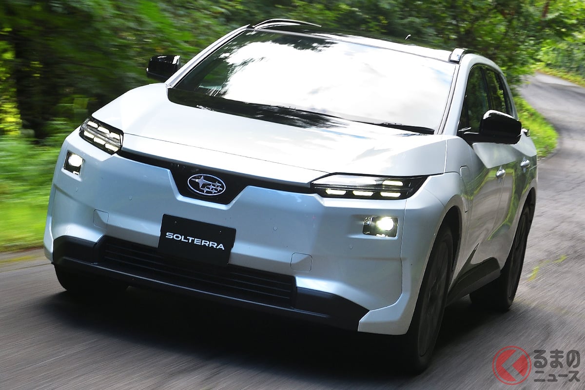 スバル新型「ソルテラ 日本仕様」公開！ ｢出力50％アップ｣＆航続距離は“2割増し”に！ 内外装から“中身まで大幅進化”！ ｢想定外な運転の楽しさ｣を得たマイナーチェンジモデルの実力とは？