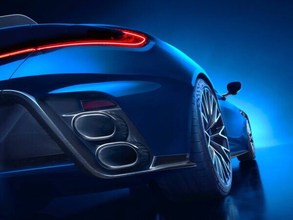 DB史上最強のスーパーツアラーだ！ 700馬力のV8ツインターボ搭載アストンM お値段は？