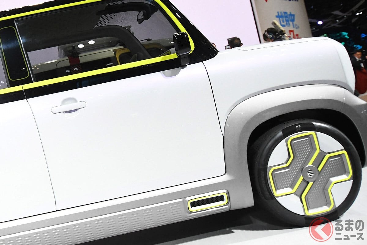 スズキ「新型ハスラー」まもなく登場か!? カクカクボディに斬新“ツルツルフェイス”採用の「軽SUV」がスゴかった！ 「eWX」コンセプトカーが示す次期モデルの正体は？