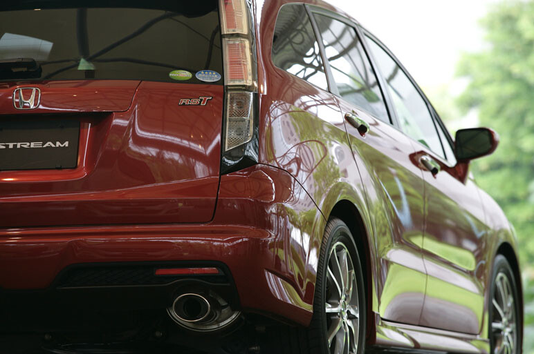 ストリームがMC。超欲張りグルマの最先端！