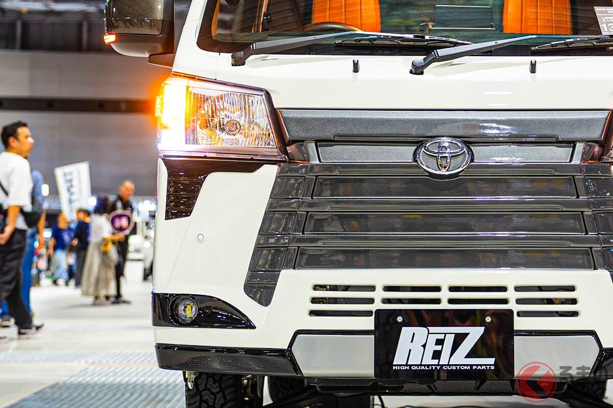 レクサスの「軽トラ」!? 約“11万円”で“本格SUV”な「トヨタ・ピクシストラック」に大変身！ 迫力の“顔面整形”実現したREIZのカスタムモデルが公開