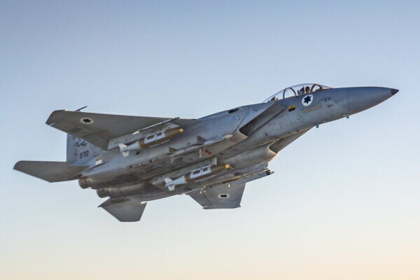 F-15戦闘機を“バズらせた”「中東の皆兵国家」の生存戦略とは？ 制空戦闘機→戦闘爆撃機への改造は自衛隊も実行中！