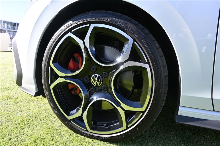 ファンな走りと実用性だけじゃない！ 新型「ゴルフ“8.5”GTI」は“DCC”で快適性までも手に入れた
