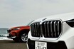 BMW最新のX1系列をICEとBEVで乗り比べ。プレミアムコンパクトSUVに求められているのは、どんな才能なのか