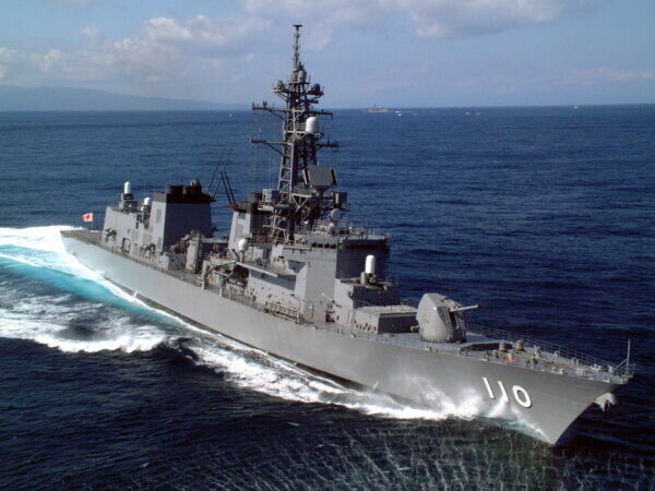 自衛隊が「艦載機テンコ盛り」中国空母を確認！ “尖閣の近海”に現れる 防衛省が画像を公開