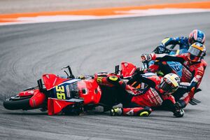 一番転んだのは誰だ？？　MotoGP2025年、不名誉（？）な称号を得たのはあの男｜クラッシュ数ランキング