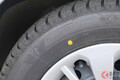 タイヤの側面にある赤や黄色の点って何？ 暗号のようだけど知っておくと役立つ情報とは