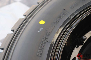 タイヤの側面にある赤や黄色の点って何？ 暗号のようだけど知っておくと役立つ情報とは