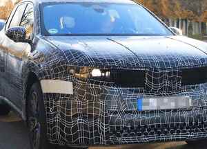 【スクープ】これがBMW「ノイエ・クラッセSUV」の実車だ！ フロントグリルは1960年代モデル風のデザインか？