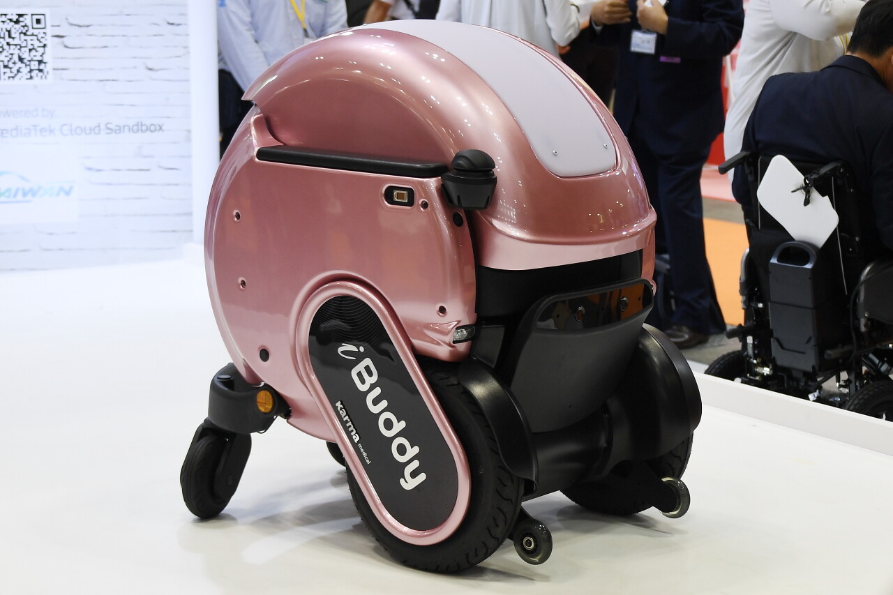 「電動車いす」ロボットは”乗る”と”同伴”で高齢者の自立をサポート